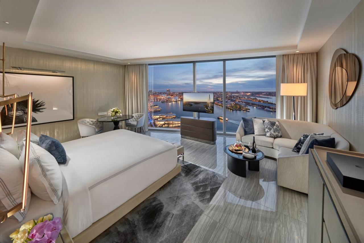Crown Towers Sydney Hotel Kültér fotó A guest room at the Four Seasons Hotel