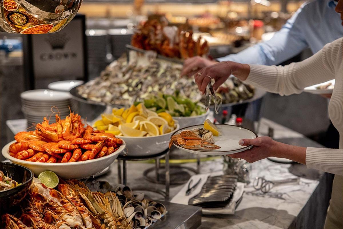 Crown Towers Sydney Hotel Kültér fotó A buffet at a restaurant