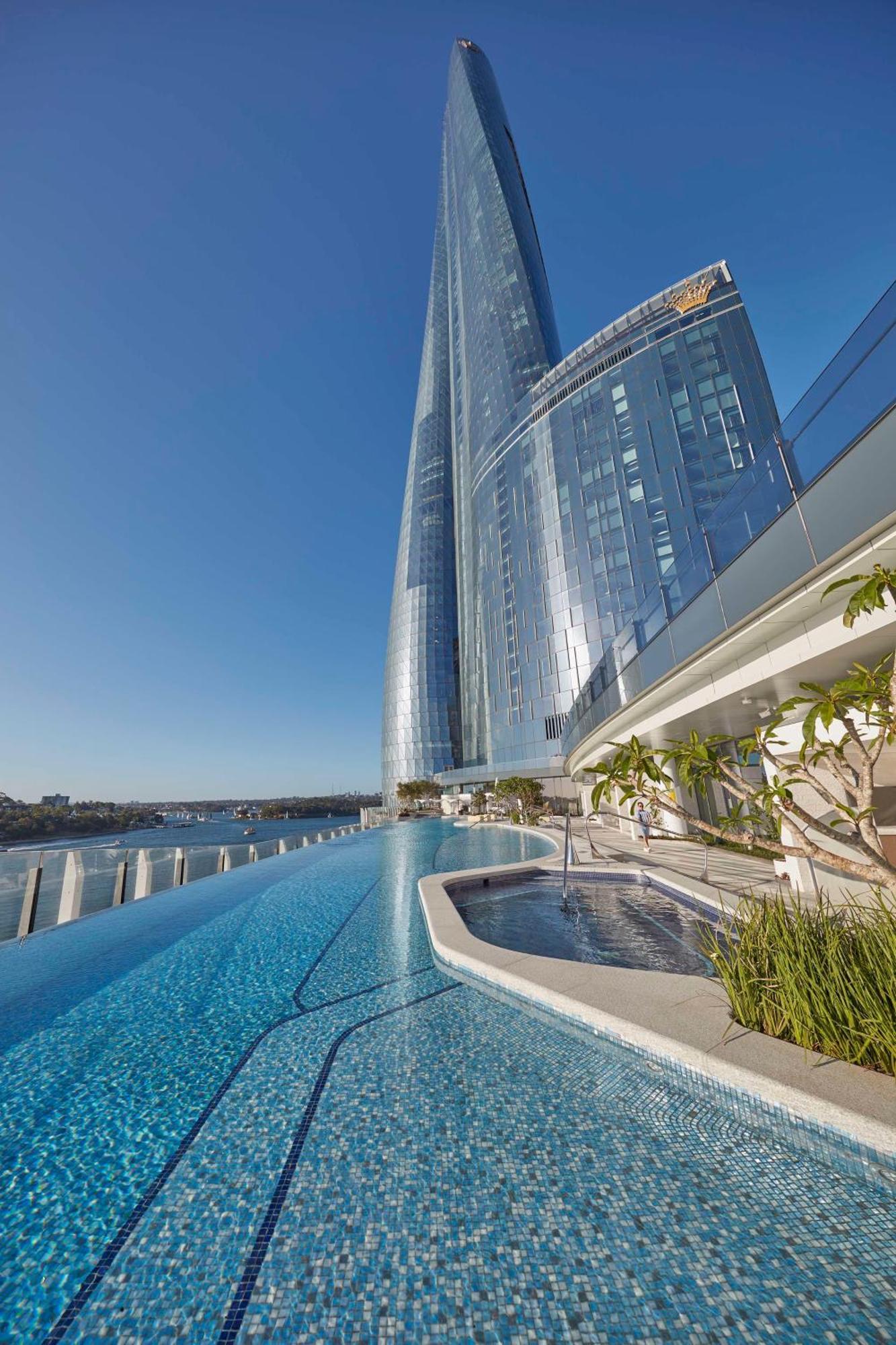 Crown Towers Sydney Hotel Kültér fotó The pool at the top of the tower